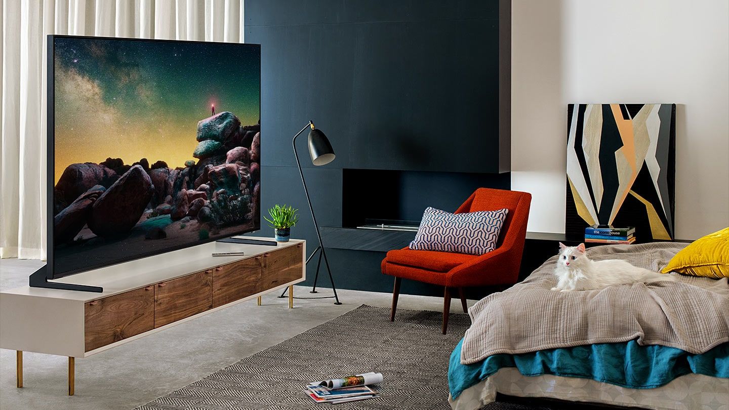 téléviseur 8K Samsung Q900R dans un salon.