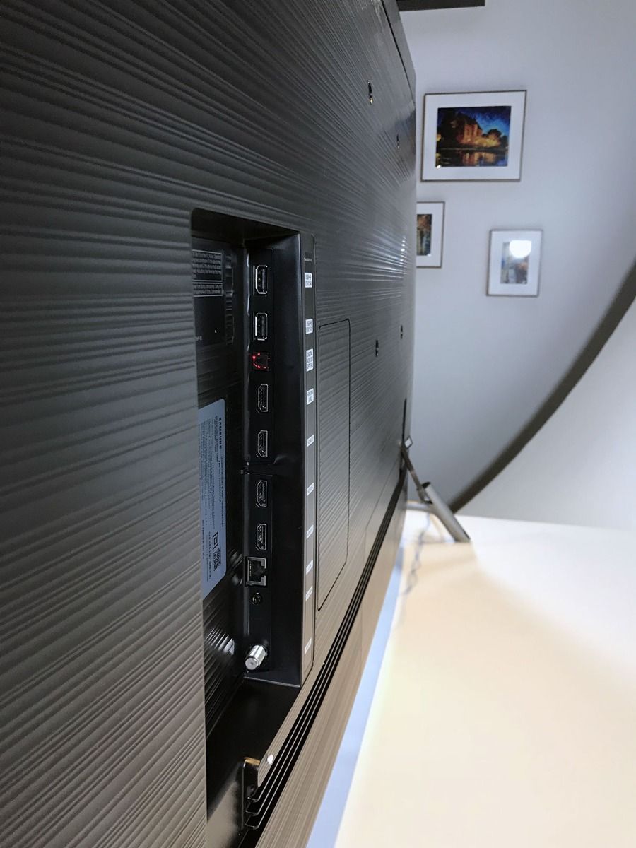 Les ports et connexions du téléviseur Samsung Q6FNA.