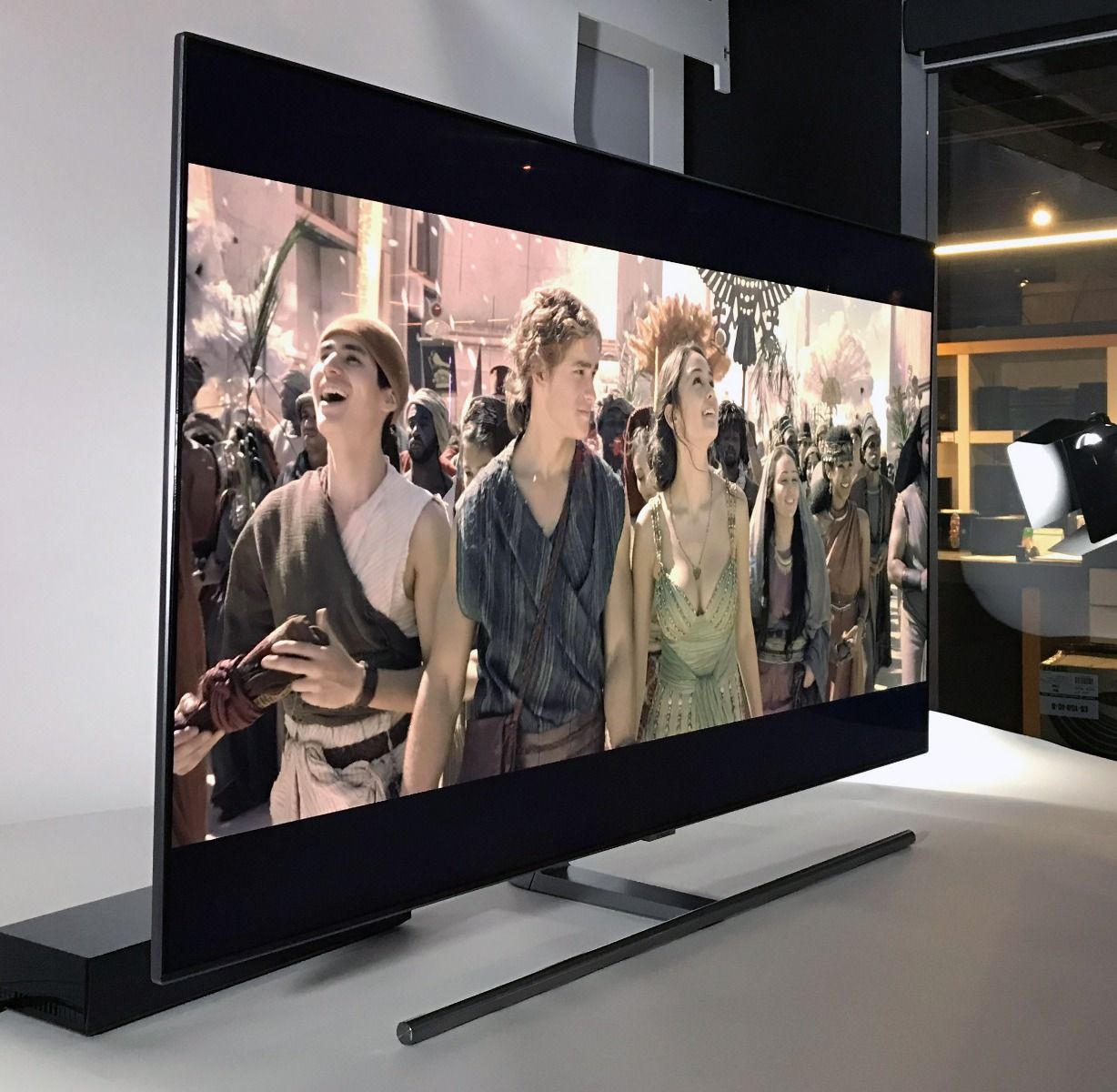 Photo de l'angle de visionnement du téléviseur 4K HDR Q7FNA de Samsung
