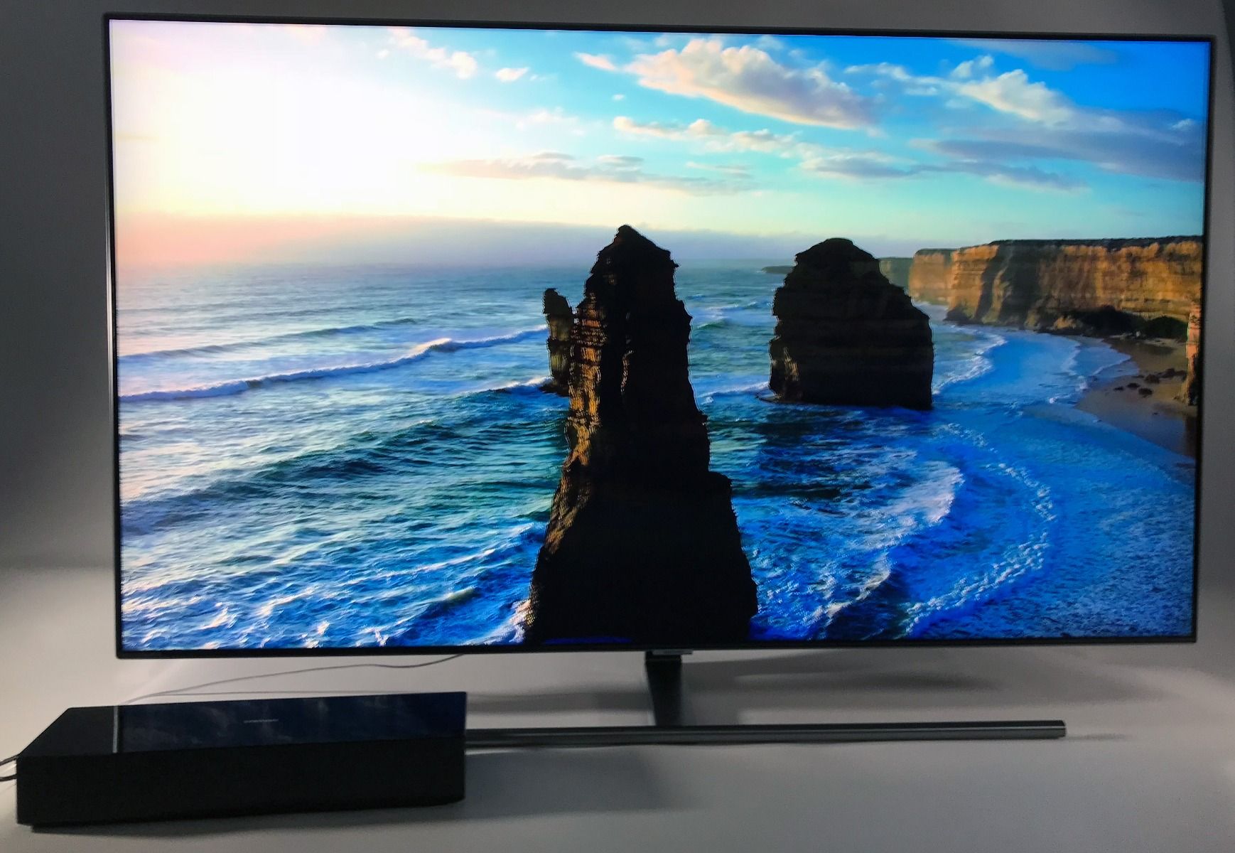 La finition et le design du téléviseur 4K HDR Q7FNA de Samsung