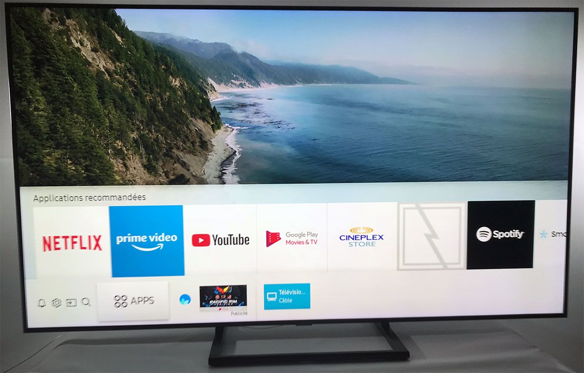 Le téléviseur Samsung série Q9FNA et ses fonctionnalités intelligentes.